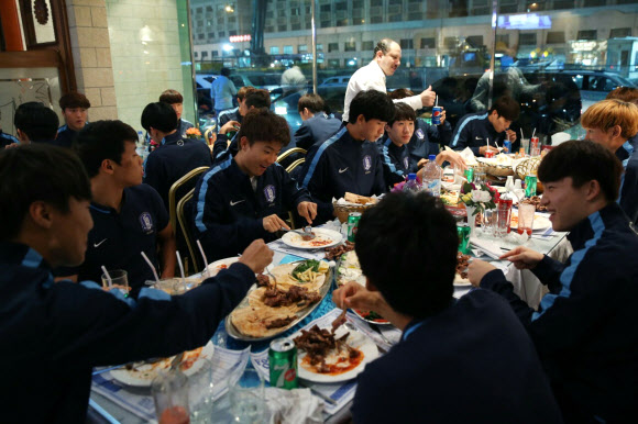 27일(현지시간) 카타르 도하의 양갈비 식당 알카이마에서 올림픽 축구 대표팀 선수단이 모여 단체로 식사를 하고 있다.  대한축구협회 제공