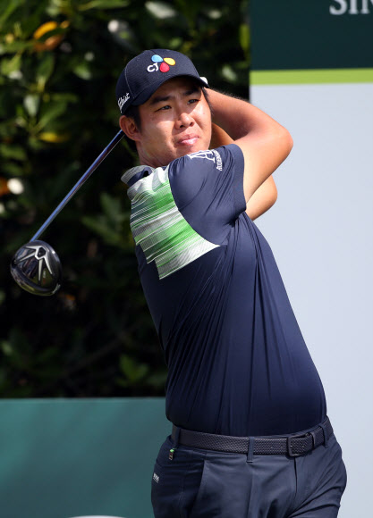 안병훈이 28일 싱가포르 센토사 골프클럽에서 열린 아시아투어 SMBC 싱가포르오픈 1라운드 4번홀에서 티샷한 뒤 페어웨이를 날고 있는 공을 바라보고 있다. CJ 제공