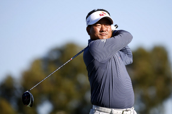 최경주(K.J. Choi)는 28일(현지시간) 미국 캘리포니아주 샌디에이고 토리 파인스 사우스에서 열린 미국프로골프(PGA) 투어 파머스 인슈어런스오픈 1라운드 2nd 홀서 티에서 공을 치고 있다.ⓒ AFPBBNews=News1