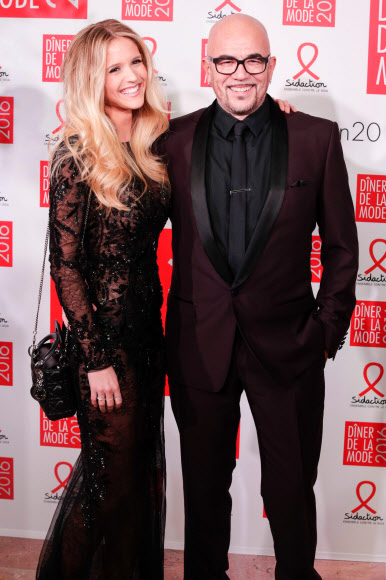 프랑스 가수이자 작사자인 파스칼 오비스포(Pascal Obispo)와 그의 아내 줄리 핸트슨(Julie Hantson)이 28일(현지시간) 파리에서 열린 HIV-AIDS 연구 자금을 위한 연례 시닥시옹(Sidaction) 모금 행사에 참석해 포즈를 취하고 있다.ⓒ AFPBBNews=News1