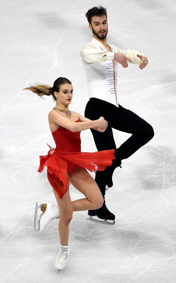 Gabriella Papadakis and Guillaume Cizeron of France