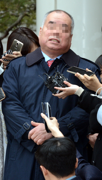 이태원 살인사건 20년형 선고 후 애드워드 건 리 아버지가 기자들 질문을 받고 있다. 안주영 기자 jya@seoul.co.kr