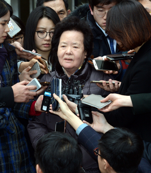 이태원 살인사건 20년형 선고 후 피해자 조중필씨 어머니 이복수씨가 기자들 질문을 받고 있다. 안주영 기자 jya@seoul.co.kr