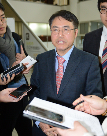 이태원 살인사건 선거 후 20년을 선고 받은 패터슨 측 변호사가 기자 질문을 받고 있다. 안주영 기자 jya@seoul.co.kr