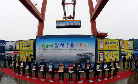 29일 전북 군산항 컨테이너 터미널에서 이동필 농림축산식품부 장관, 송하진 전북지사 등 관계자들이 참석한 가운데 대중국 쌀 수출 기념식이 열렸다. 군산 김명국 전문기자 daunso@seoul.co.kr