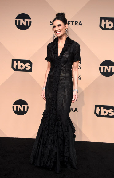 배우 데미 무어가 30일(현지시간) 미국 로스앤젤레스에서 열린 22회 미국배우조합(SAG) 시상식에 참석해 포즈를 취하고 있다. ⓒ AFPBBNews=News1