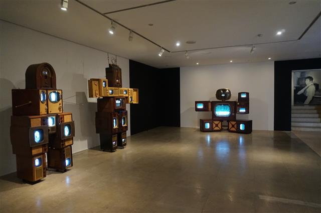 갤러리 현대에 전시된 백남준의 작품 ‘로봇’ 시리즈.