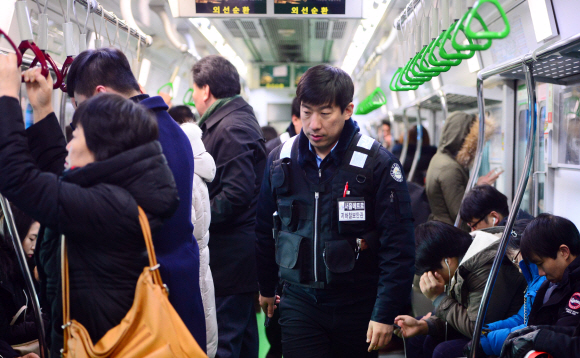 28일 오전 11시쯤 이재민(가운데) 지하철 보안관이 2호선 전동차 내부를 순찰하고 있다. 박윤슬 기자 seul@seoul.co.kr