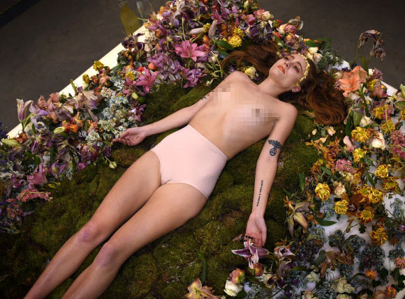 행위 예술가 밀리 브라운이 31일(현지시간) 미국 캘리포니아주 로스앤젤레스에서 열린 LA 아트쇼에서 작품 ‘시드는점(Wilting Point)’을 선보이고 있다. ⓒ AFPBBNews=News1