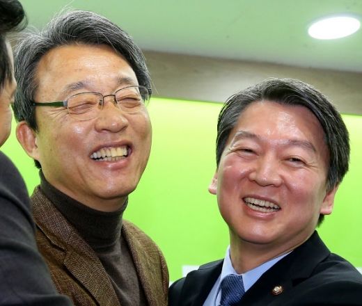 김성식 전 의원(왼쪽)이 국민의당(가칭)에 합류했다. 1일 오전 국민의당 마포 당사에서 열린 기자회견에서 안철수 인재영입위원장과 김 전 의원이 서로 얼싸안고 기뻐하고 있다.<br>연합뉴스