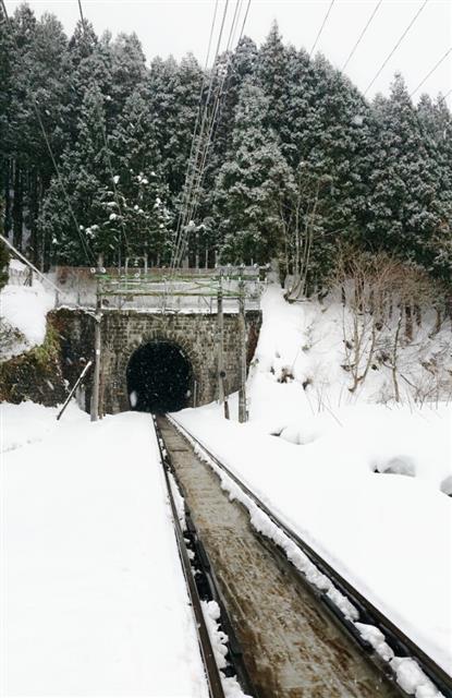 가와바타 야스나리의 ‘설국’ 첫 문장에 나오는 ‘국경의 긴 터널’인 시미즈 터널.