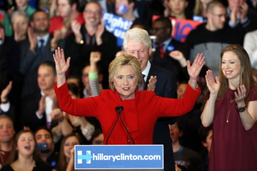2월 1일(현지시간) 미국 민주당 대선주자인 힐러리 클린턴 전 장관이 남편 빌 클린턴 전 대통령, 딸 첼시와 함께 지지자들의 환호에 답하고 있다.<br>ⓒ AFPBBNews=News1