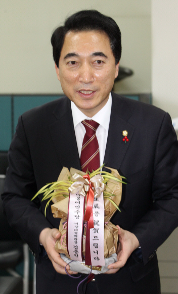박근혜 대통령의 64번째 생일인 2일 오전 국회 더불어민주당 공보실에서 김종인 비상대책위원장이 박 대통령에게 생일선물로 전달하려했지만 청와대 측의 거절로 인해전달하지 못한 ’난’ 화분을 박수현 비서실장이 들고 있다. 이날 더불어민주당 측은 청와대 측에서 ’정중하게 사양하겠다’라는 연락을 받았으며, 3번의 걸쳐 축하 난을 전달하려 했지만 모두 무산 됐다.박지환 기자 popocar@seoul.co.kr
