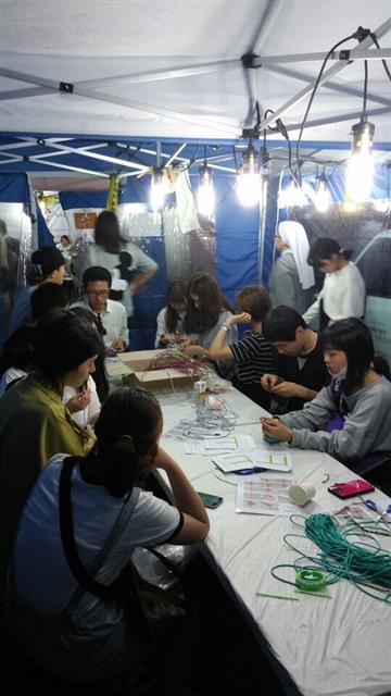 매주 금요일 밤 부천역 상상마당에서 열리고 있는 ‘아웃리치’ 부스 운영 모습.<br>부천시청소년법률지원센터 제공