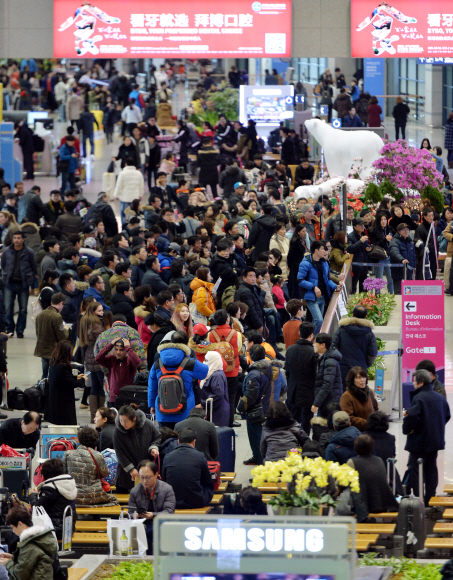 중국 관광객 붐비는 인천공항 