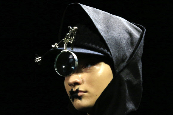 3일(현지시간) 스페인 바르셀로나에서 열린 ‘080 바르셀로나 패션위크’ 에서 모델이 ‘오스카레온(Oscarleon)’의 컬렉션을 선보이고 있다. ⓒ AFPBBNews=News1