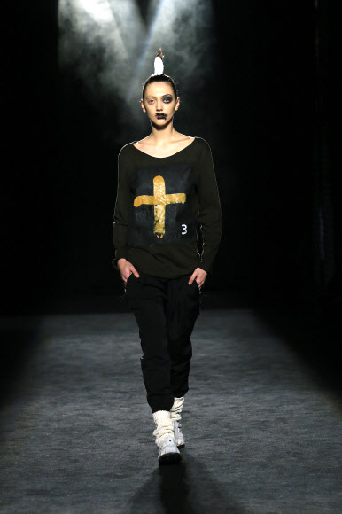 3일(현지시간) 스페인 바르셀로나에서 열린 ‘080 바르셀로나 패션위크’ 에서 모델이 ‘오스카레온(Oscarleon)’의 컬렉션을 선보이고 있다. ⓒ AFPBBNews=News1