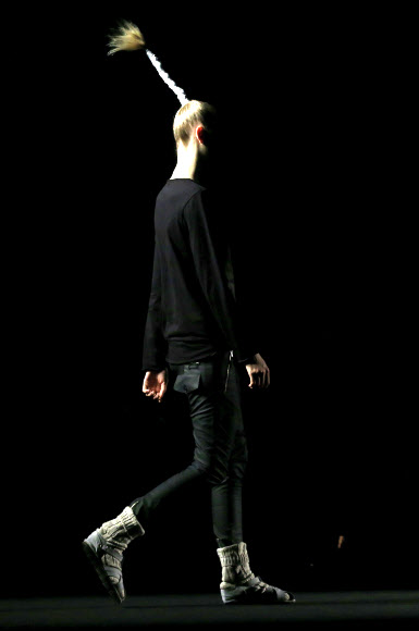 3일(현지시간) 스페인 바르셀로나에서 열린 ‘080 바르셀로나 패션위크’ 에서 모델이 ‘오스카레온(Oscarleon)’의 컬렉션을 선보이고 있다. ⓒ AFPBBNews=News1