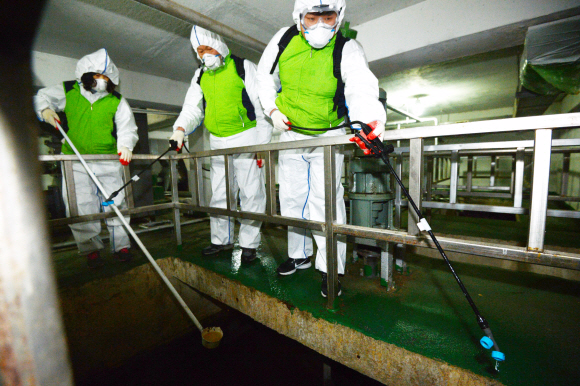 4일 성동구 보건소 관계자들이 옥수동 한 아파트단지에서 지카바리러스 예방차원에 방역 작업을 하고 있다. 안주영 기자 jya@seoul.co.kr