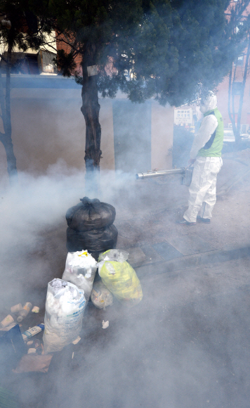 4일 성동구 보건소 관계자가 옥수동 한 아파트단지에서 지카바리러스 예방차원에 방역 작업을 하고 있다. 안주영 기자 jya@seoul.co.kr