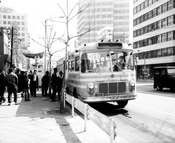 서울시는 1950년대부터 1980년대까지 다양한 시정 현장 사진 9만 8천900점을 한눈에 볼 수 있는 온라인 서비스 서울사진아카이브(photoarchives.seoul.go.kr)를 운영한다고 밝혔다.  서울시 제공