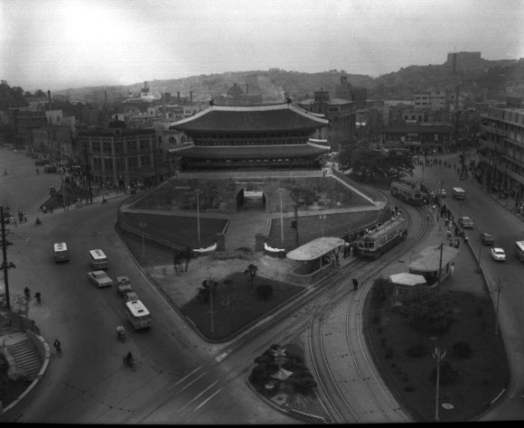 서울시는 1950년대부터 1980년대까지 다양한 시정 현장 사진 9만 8천900점을 한눈에 볼 수 있는 온라인 서비스 서울사진아카이브(photoarchives.seoul.go.kr)를 운영한다고 밝혔다.   서울시 제공