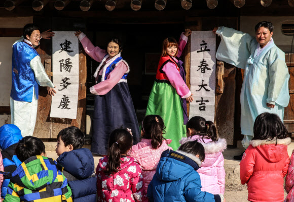 입춘인 4일 서울 국립민속박물관에서 직원들이 전통한옥 오촌댁에서 입춘첩을 붙이고 있다. 입춘은 24절기 중 첫째 절기로 봄의 시작이자 봄을 맞이하는 날이다. 입춘에는 한해 일이 잘 되기를 기원하는 입춘첩을 써서 대문이나 문설주에 붙인다.  연합뉴스