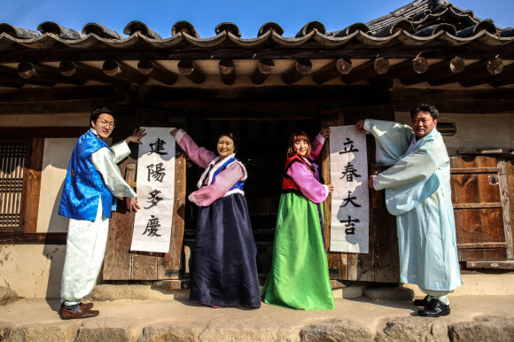 입춘인 4일 서울 국립민속박물관에서 직원들이 전통한옥 오촌댁에서 입춘첩을 붙이고 있다. 입춘은 24절기 중 첫째 절기로 봄의 시작이자 봄을 맞이하는 날이다. 입춘에는 한해 일이 잘 되기를 기원하는 입춘첩을 써서 대문이나 문설주에 붙인다.  연합뉴스