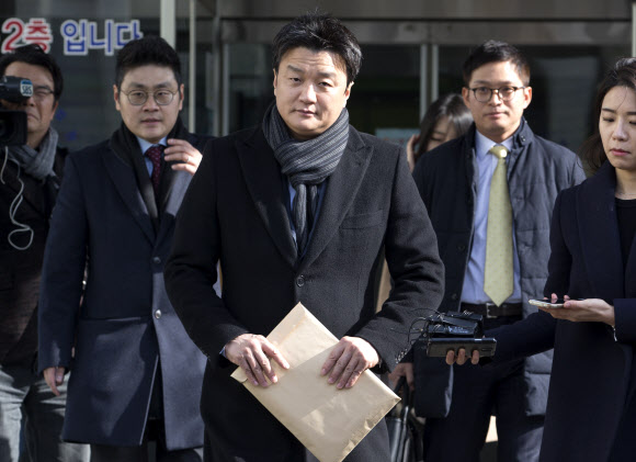 임우재 삼성전기 상임고문이 4일 오후 수원지법 성남지원에서 이부진 호텔신라 사장과의 이혼소송 1심에서 패소한데 불복해 항소장을 제출한 후 법원을 나서고 있다.  연합뉴스