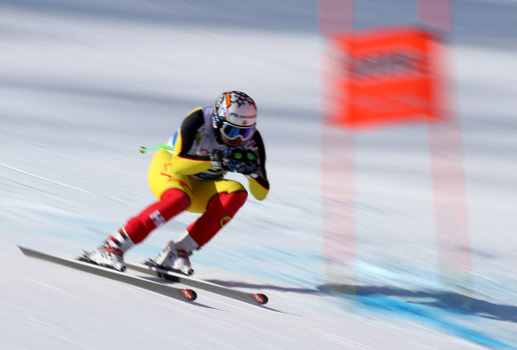 4일 오후 강원 정선 알파인경기장에서 열린 ‘2016 아우디 FIS 알파인스키 월드컵대회’ 활강 공식 연습에서 캐나다의 오스본 마뉴엘이 질주하고 있다. 2018 평창동계올림픽 첫 테스트 이벤트인 이번 대회는 오는 6~7일 열린다. 연합뉴스