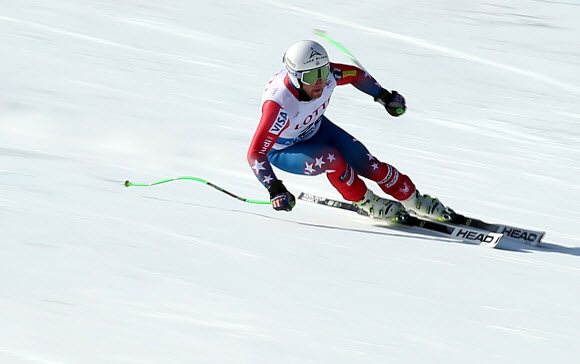 4일 오후 강원 정선 알파인경기장에서 열린 ‘2016 아우디 FIS 알파인스키 월드컵대회’ 활강 공식 연습에서 미국의 와이브리트 앤드류가 질주하고 있다. 2018 평창동계올림픽 첫 테스트 이벤트인 이번 대회는 오는 6~7일 열린다.  연합뉴스