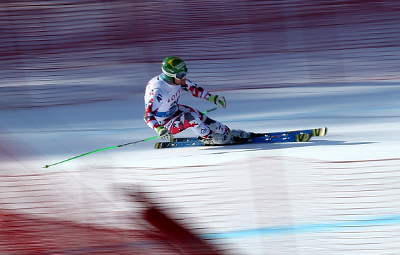 4일 오후 강원 정선 알파인경기장에서 열린 ‘2016 아우디 FIS 알파인스키 월드컵대회’ 활강 공식 연습에서 오스트리아의 리히마르 빈센트가 질주하고 있다. 2018 평창동계올림픽 첫 테스트 이벤트인 이번 대회는 오는 6~7일 열린다.  연합뉴스