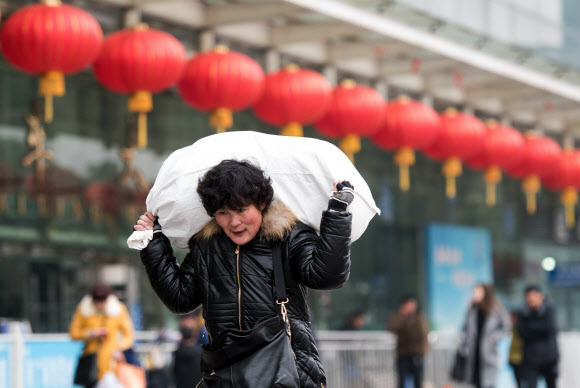 4일(현지시간) 중국 창저우 기차역에서 사람들이 음력 1월1일 ‘춘절(Lunar New Year)’을 맞아 고향을 가기 위해 기차를 타러 가고 있다. ⓒ AFPBBNews=News1