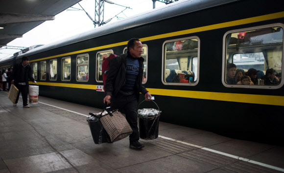 4일(현지시간) 중국 창저우 기차역에서 사람들이 음력 1월1일 ‘춘절(Lunar New Year)’을 맞아 고향을 가기 위해 기차를 타러 가고 있다. ⓒ AFPBBNews=News1