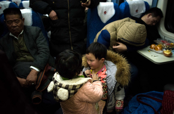 4일(현지시간) 중국 상하이 기차역에서 사람들이 음력 1월1일 ‘춘절(Lunar New Year)’을 맞아 고향을 가기 위해 기차를 타고 이동하고 있다. ⓒ AFPBBNews=News1