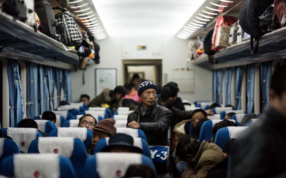 4일(현지시간) 중국 상하이 기차역에서 사람들이 음력 1월1일 ‘춘절(Lunar New Year)’을 맞아 고향을 가기 위해 기차를 타고 이동하고 있다. ⓒ AFPBBNews=News1