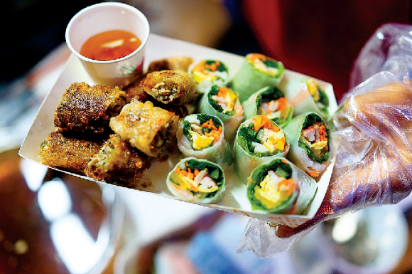 전주 남부시장 야시장에서 맛볼 수 있는 베트남 음식.  한국관광공사 제공