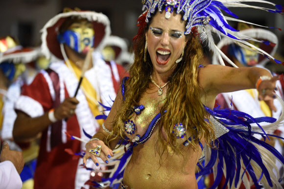 4일(현지시간) 우루과이 몬테비데오에서 열린 카니발 ‘야마다스’에 참여한 댄서들이 전통음악 칸돔베 리듬에 맞춰 춤을 추고 있다. ⓒ AFPBBNews=News1