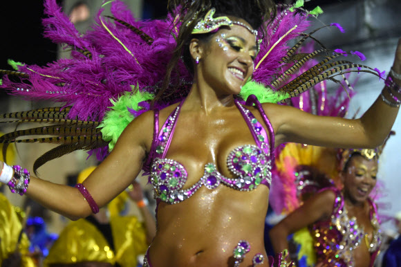 4일(현지시간) 우루과이 몬테비데오에서 열린 카니발 ‘야마다스’에 참여한 댄서들이 전통음악 칸돔베 리듬에 맞춰 춤을 추고 있다. ⓒ AFPBBNews=News1