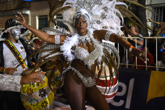 4일(현지시간) 우루과이 몬테비데오에서 열린 카니발 ‘야마다스’에 참여한 댄서들이 전통음악 칸돔베 리듬에 맞춰 춤을 추고 있다. ⓒ AFPBBNews=News1