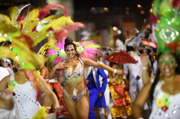 4일(현지시간) 우루과이 몬테비데오에서 열린 카니발 ‘야마다스’에 참여한 댄서들이 전통음악 칸돔베 리듬에 맞춰 춤을 추고 있다. ⓒ AFPBBNews=News1