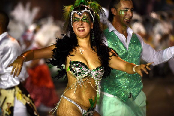 4일(현지시간) 우루과이 몬테비데오에서 열린 카니발 ‘야마다스’에 참여한 댄서들이 전통음악 칸돔베 리듬에 맞춰 춤을 추고 있다. ⓒ AFPBBNews=News1