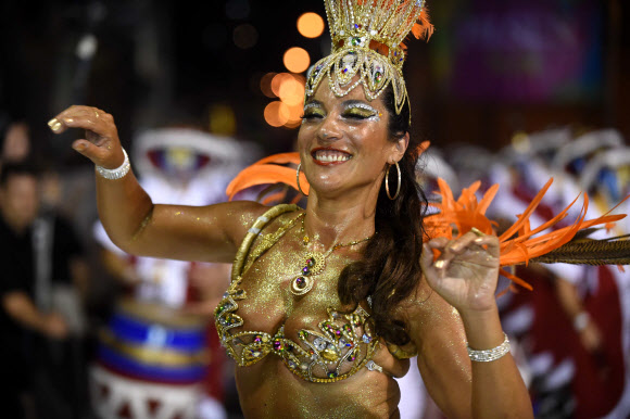 4일(현지시간) 우루과이 몬테비데오에서 열린 카니발 ‘야마다스’에 참여한 댄서들이 전통음악 칸돔베 리듬에 맞춰 춤을 추고 있다. ⓒ AFPBBNews=News1