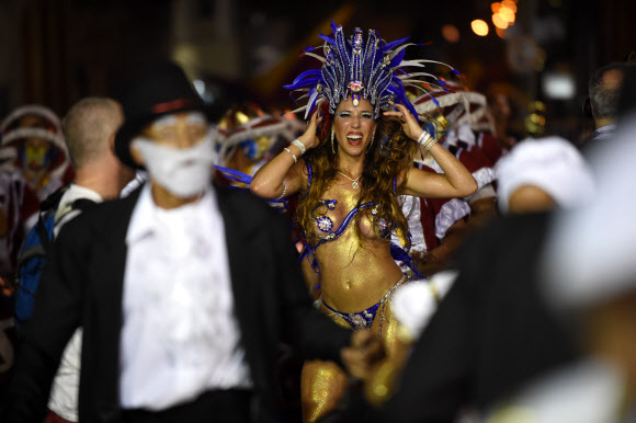 4일(현지시간) 우루과이 몬테비데오에서 열린 카니발 ‘야마다스’에 참여한 댄서들이 전통음악 칸돔베 리듬에 맞춰 춤을 추고 있다. ⓒ AFPBBNews=News1