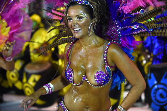 4일(현지시간) 우루과이 몬테비데오에서 열린 카니발 ‘야마다스’에 참여한 댄서들이 전통음악 칸돔베 리듬에 맞춰 춤을 추고 있다. ⓒ AFPBBNews=News1