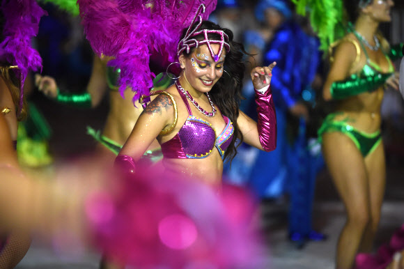 4일(현지시간) 우루과이 몬테비데오에서 열린 카니발 ‘야마다스’에 참여한 댄서들이 전통음악 칸돔베 리듬에 맞춰 춤을 추고 있다. ⓒ AFPBBNews=News1