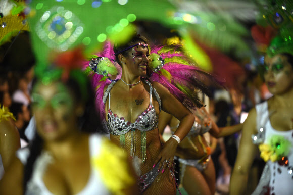 4일(현지시간) 우루과이 몬테비데오에서 열린 카니발 ‘야마다스’에 참여한 댄서들이 전통음악 칸돔베 리듬에 맞춰 춤을 추고 있다. ⓒ AFPBBNews=News1