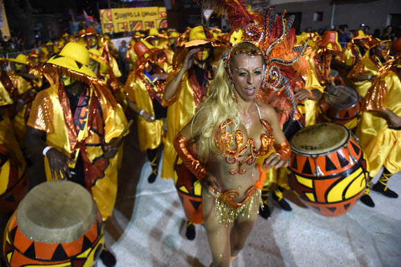 4일(현지시간) 우루과이 몬테비데오에서 열린 카니발 ‘야마다스’에 참여한 댄서들이 전통음악 칸돔베 리듬에 맞춰 춤을 추고 있다. ⓒ AFPBBNews=News1