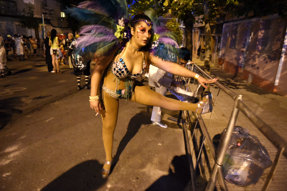 4일(현지시간) 우루과이 몬테비데오에서 열린 카니발 ‘야마다스’에 참여한 한 댄서가 다리를 올리고 스트레칭을 하고 있다. ⓒ AFPBBNews=News1