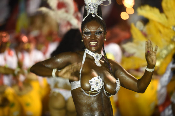 4일(현지시간) 우루과이 몬테비데오에서 열린 카니발 ‘야마다스’에 참여한 댄서들이 전통음악 칸돔베 리듬에 맞춰 춤을 추고 있다. ⓒ AFPBBNews=News1